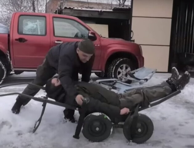 Волонтери з Волині виробляють унікальні візки для евакуації поранених