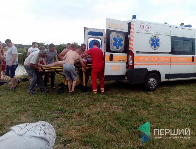 Нещасний випадок на Волині: хлопець пірнув у ставок та зламав шию. ФОТО