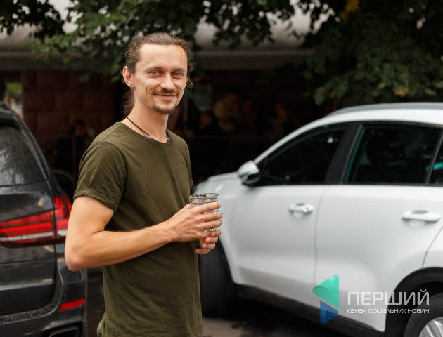 Один внесок – одна зйомка: у Луцьку фотограф оригінально збирає гроші на омріяну техніку