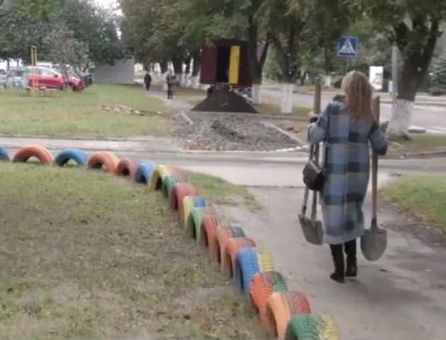 Невдоволена ремонтом вулиці лучанка посварилася з комунальниками. ВІДЕО