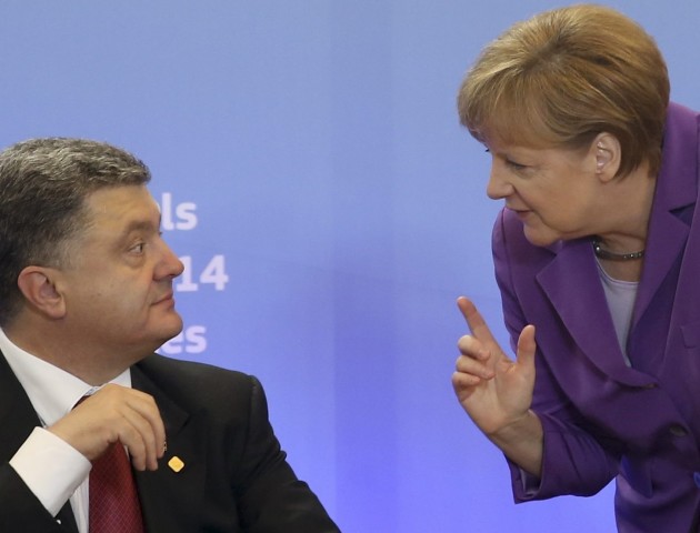 У Меркель закликали Порошенка вибрати між грошима і президентством
