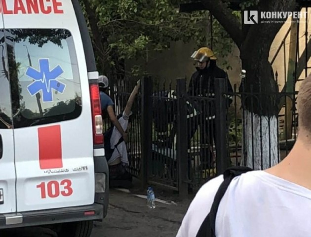 У Луцьку хлопець перелазив через паркан і настромився на арматуру