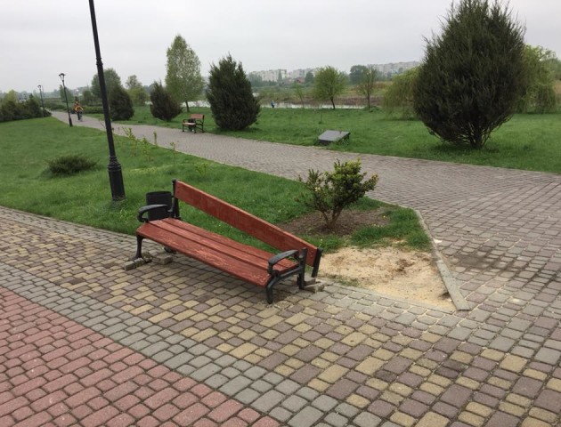 У ковельському парку вандали зламали лавочку