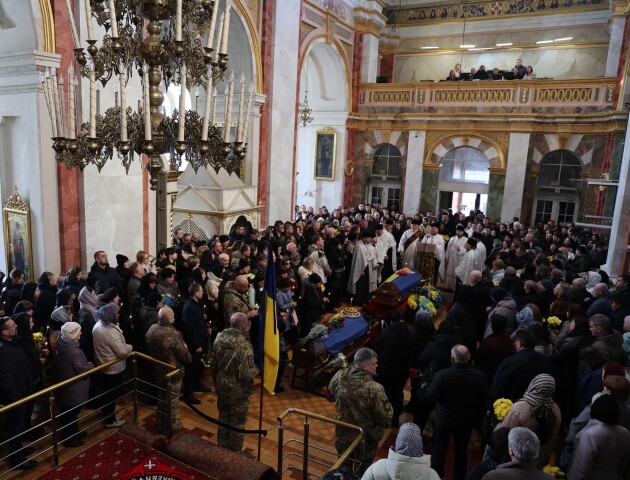 Сотні лучан прийшли на похорони загиблих воїнів