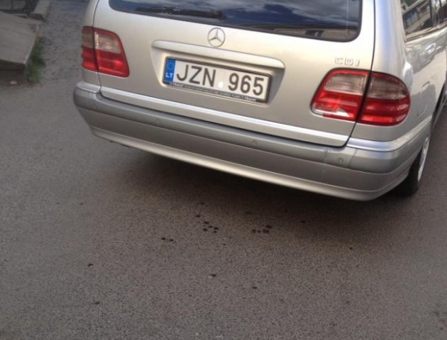 У Луцьку водійка на «євробляхах» стукнула припаркований автомобіль та втекла