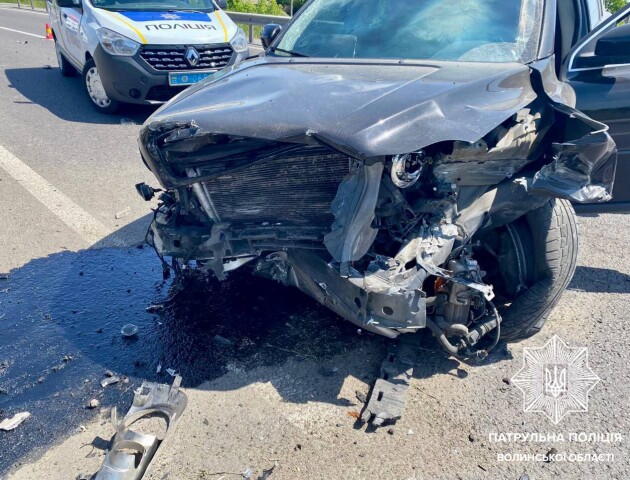 Біля Луцька п'яний водій позашляховика зніс відбійник і злетів у кювет