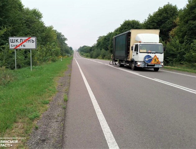 На волинських дорогах герметизують тріщини