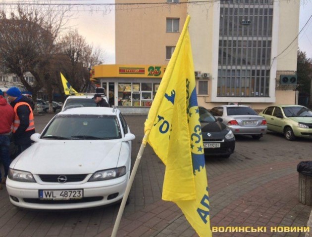 Перекриття траси у Княгининку: з Луцька виїхала колона «євробляхарів». ФОТО