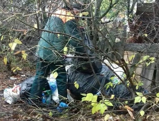 Волинянина, який залишив посеред вулиці сміття, вичислили  за чеками