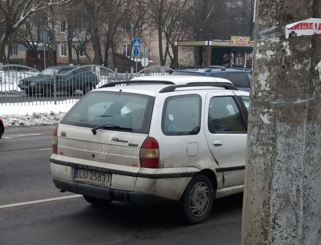 У Луцьку автівка збила з ніг чоловіка, який йшов з дитиною