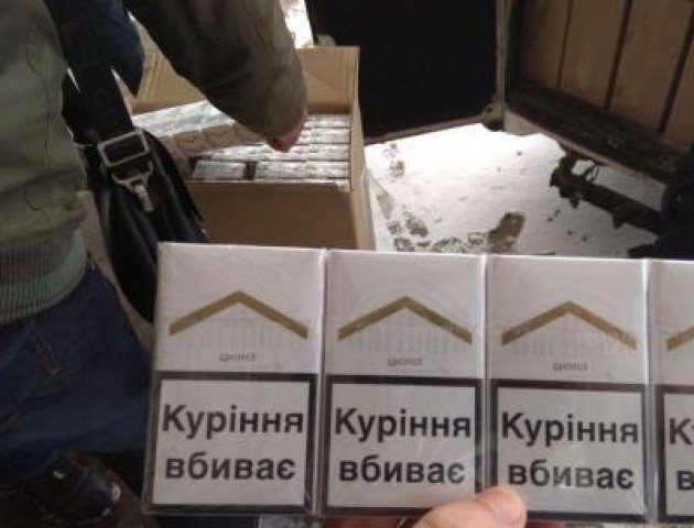 У салоні легковика на «Ягодині» вилучили контрабандні цигарки