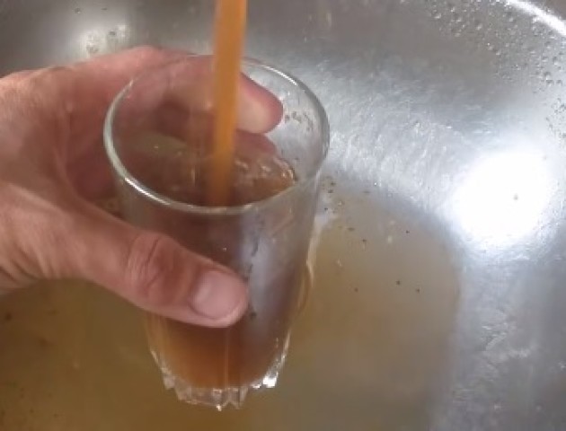 У Луцьку скаржаться, що з кранів замість води тече «кока-кола». ВІДЕО