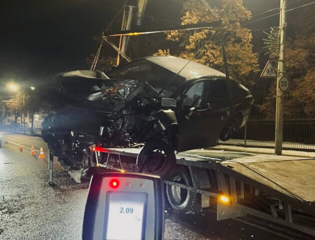 У Луцьку п'яний розтрощив автівку об бетонну опору