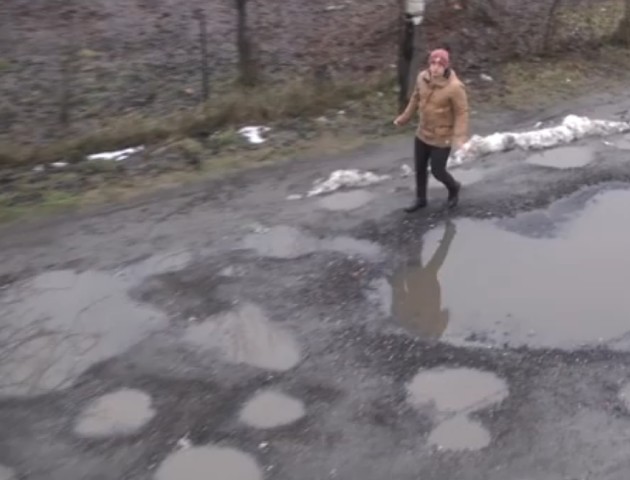 «Без гумових чобіт не пройти», - лучани скаржаться на величезні калюжі на вулиці Львівській. ВІДЕО