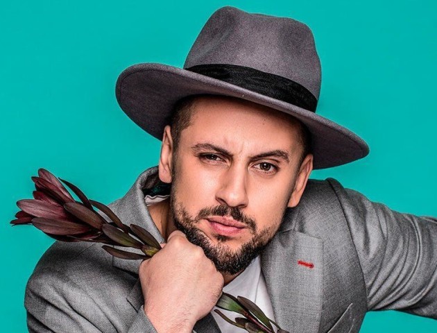 Співак з Луцька Монатик у шапці-вушанці прикрасив обкладинку зарубіжного fashion-видання