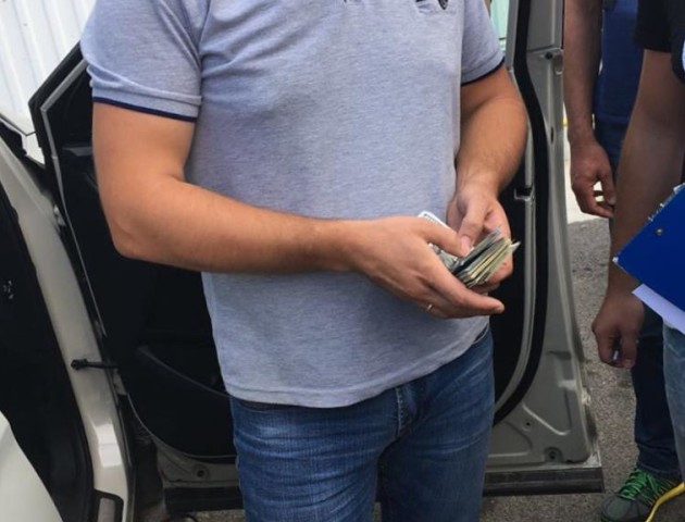 Стало відомо, за що начальник одного з відділів архбудконтролю отримав 4 тис. доларів