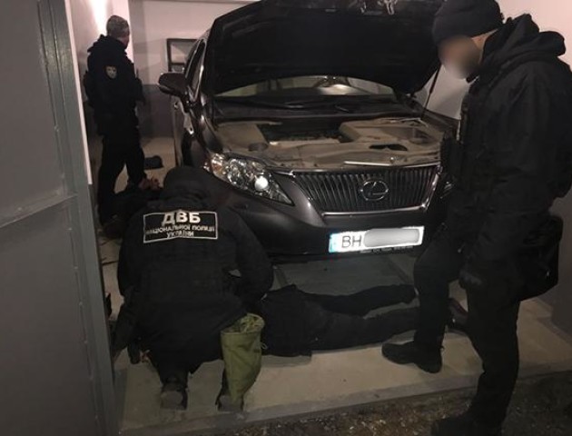Поліція затримала банду, яка спеціалізувалася на викраденні елітних авто. ВІДЕО