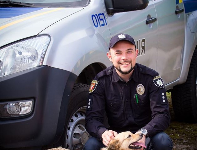 Волинські патрульні влаштували неймовірну фотосесію з безпритульними песиками