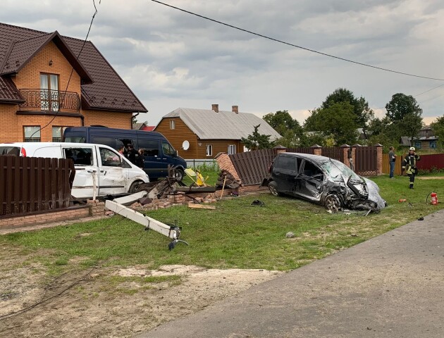 На Волині легковик влетів у паркан: 21-річний водій у реанімації. ФОТО