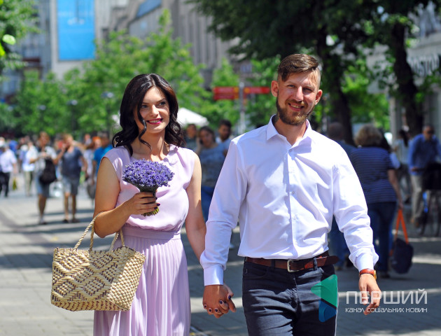 З фаєрами і піснями: у центрі Луцька гучно одружилися атовець і волонтерка. ФОТО. ВІДЕО