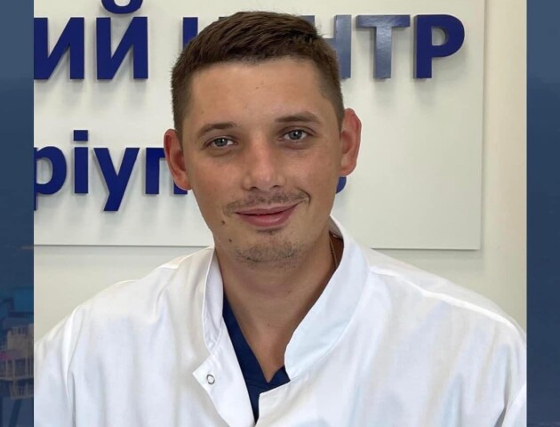 З початку війни допомагав пораненим. На  Волині тепер працює лікар з Маріуполя