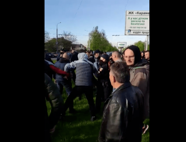 На луцькому авторинку водій порушив ПДР. Почалась штурханина з поліцією