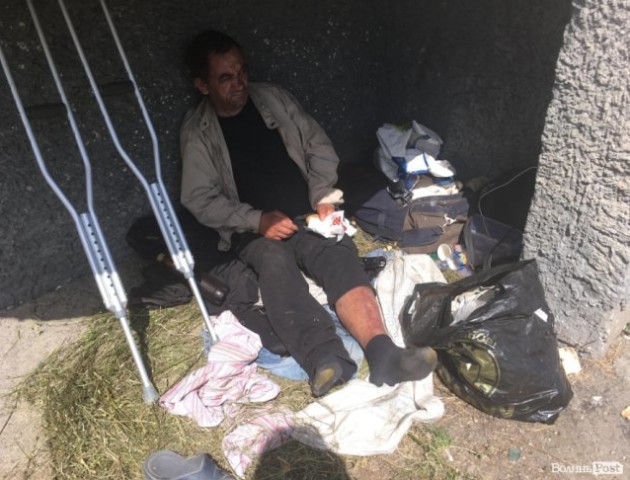 «На круги своя»: безхатько повернувся під сходи луцького будинку. ФОТО