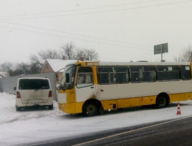 У Луцьку - аварія за участю маршрутки, є потерпілі. ФОТО