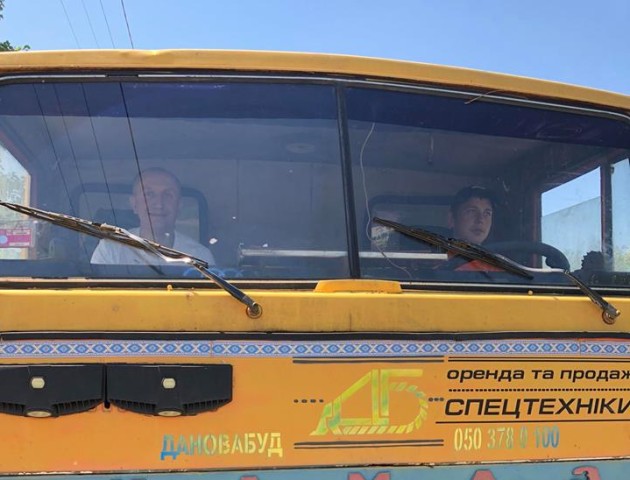 Депутат Луцькради сам у своєму окрузі розвозить пісок. ФОТО. ВІДЕО