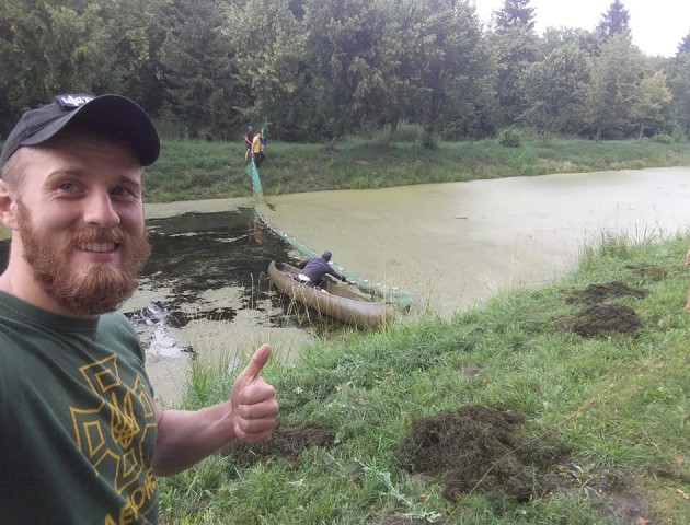 У Луцьку чистили від ряски паркові канали. ВІДЕО