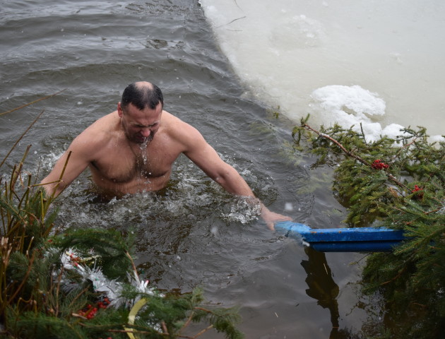 У Луцьку сотні вірян прийшли на освячення води до Стиру. ФОТОРЕПОРТАЖ
