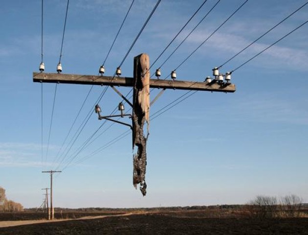 Небезпека життю і здоров'ю: у луцьку похилились електроопори. ФОТО