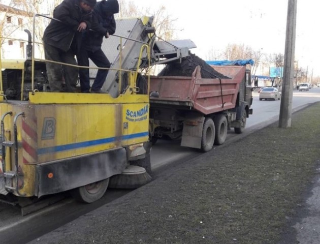 Луцьк після зими почали прибирати від бруду. ФОТО