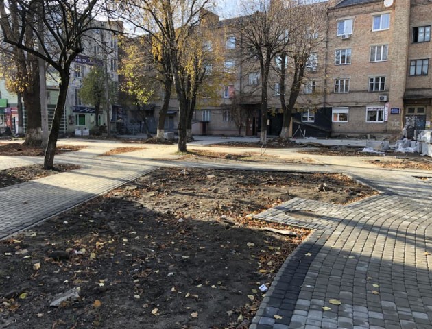 Показали, як ремонтують сквер на місці квіткового ринку в Луцьку. ФОТО