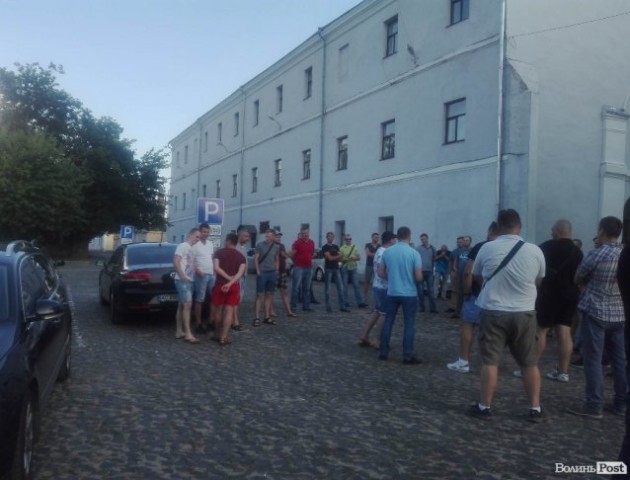 У Луцьку власники автівок «на бляхах» зібралися на акцію. ФОТО