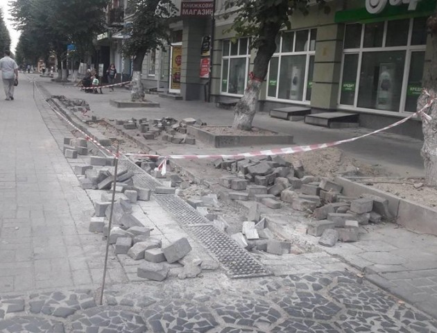 «Імітація роботи»: лучанин про нову бруківку в центрі міста. ФОТО