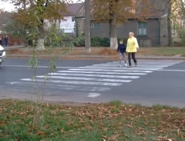 «Водії не реагують на пішоходів». Лучани просять владу поставити світлофор на небезпечному переході
