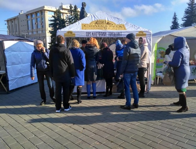 Ярмарок у центрі Луцька: на Театральному майдані продають картоплю, мед і хліб. ФОТО