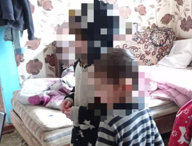 На Волині у горе-батьків забрали трьох дітей. ФОТО