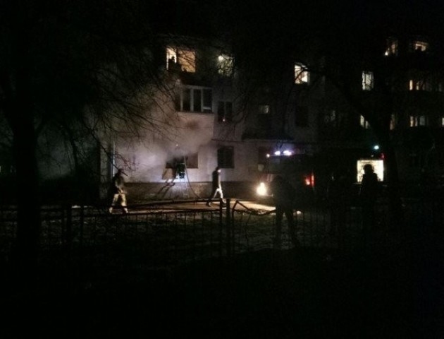 У Луцьку палає квартира в багатоповерхівці