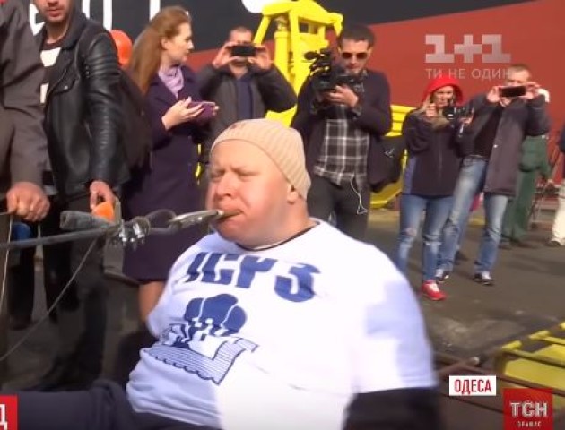 Світовий рекорд: українець протягнув зубами корабель