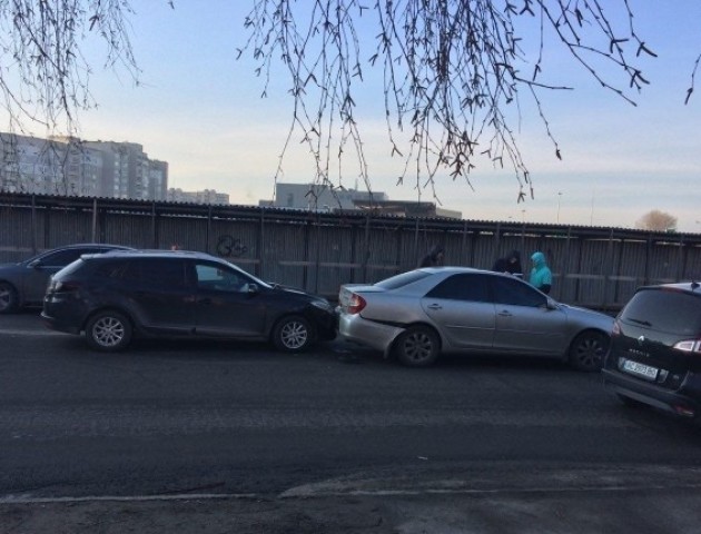 У Луцьку аварія за участю трьох авто