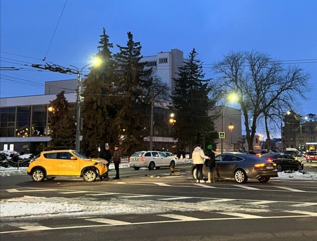 У центрі Луцька зіткнулися три авто