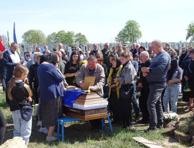 Плакали всі. Поховали захисника з Волині