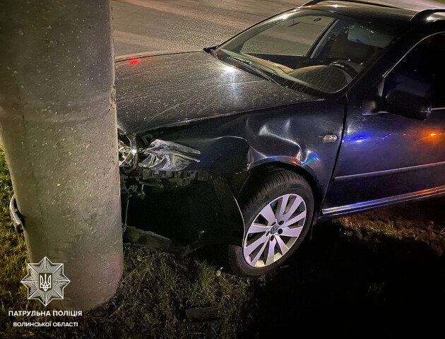 У Луцьку вночі п'яний водій влетів в електроопору. ФОТО