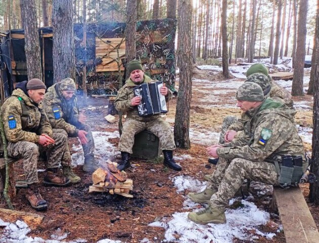 Волинські тероборонівці продовжують облаштовувати побут на позиціях біля кордону. ВІДЕО