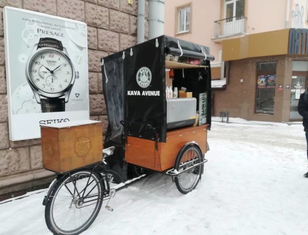 Чому не мерзнуть продавці вуличної кави у Луцьку. ФОТО