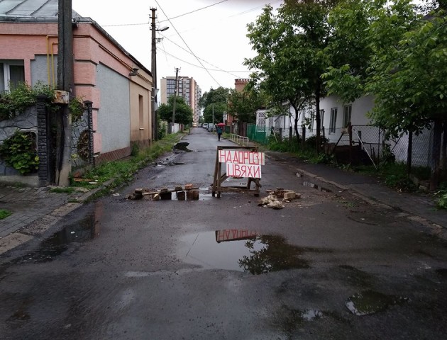 Цвяхи на дорозі: лучани перекрили дорогу