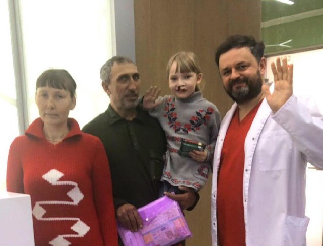 Як хірург з Волині Валіхновський рятує дівчинку з «заячою губою». ВІДЕО