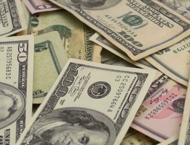 Курс валют на 2 жовтня: долар дешевшає, євро дорожчає
